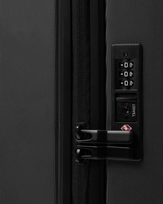 Geantă de călătorie Db Ramverk Front Access Carry-on Black Out - 2024/25