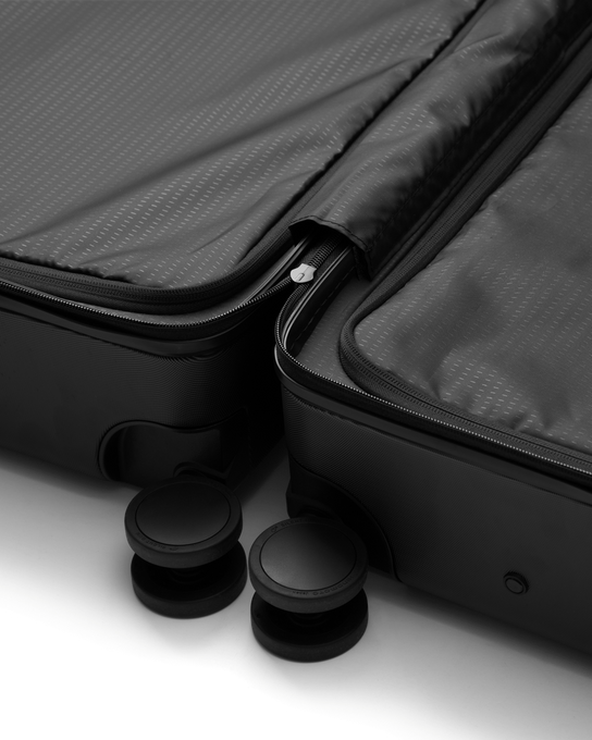 Geantă de călătorie Db Ramverk Front Access Carry-on Black Out - 2024/25